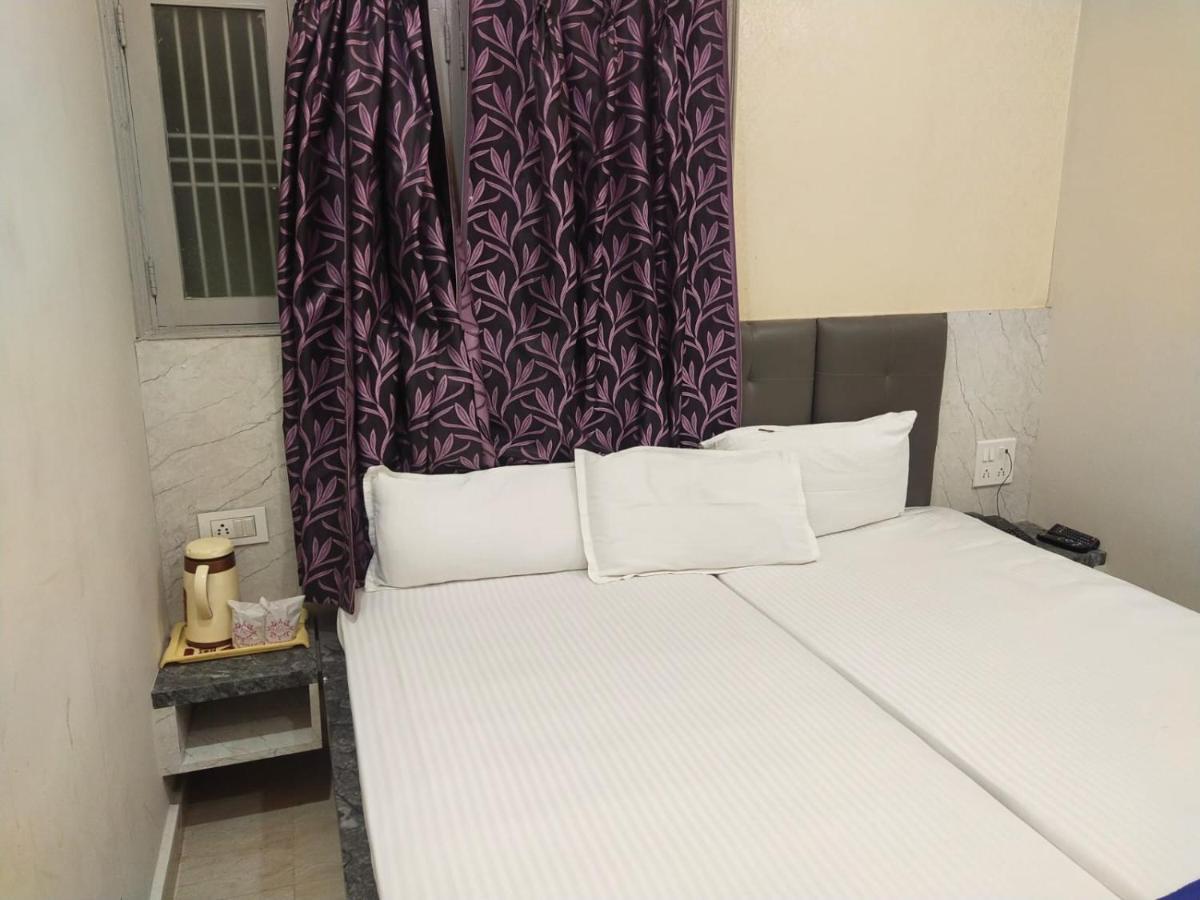Hotel Gateway Kailash Varanasi Exteriör bild