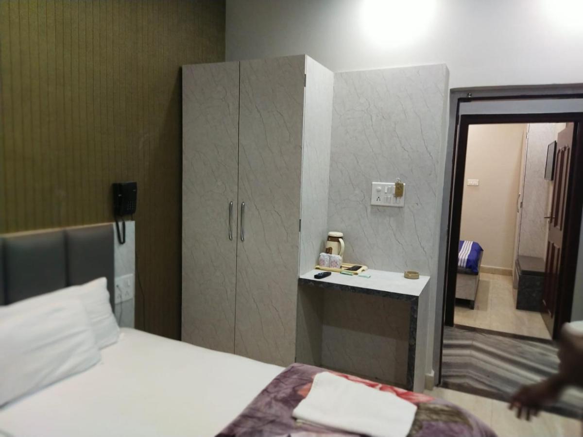 Hotel Gateway Kailash Varanasi Exteriör bild